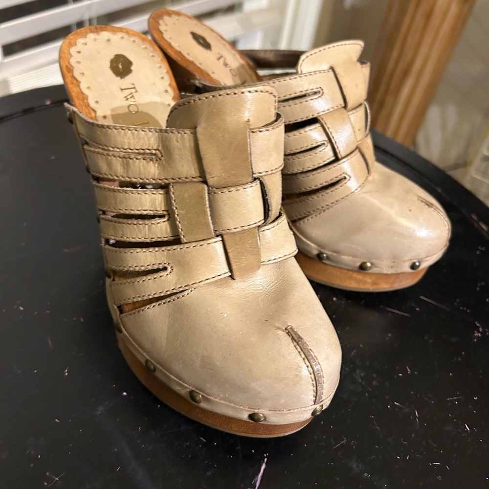 Two Lips clogs